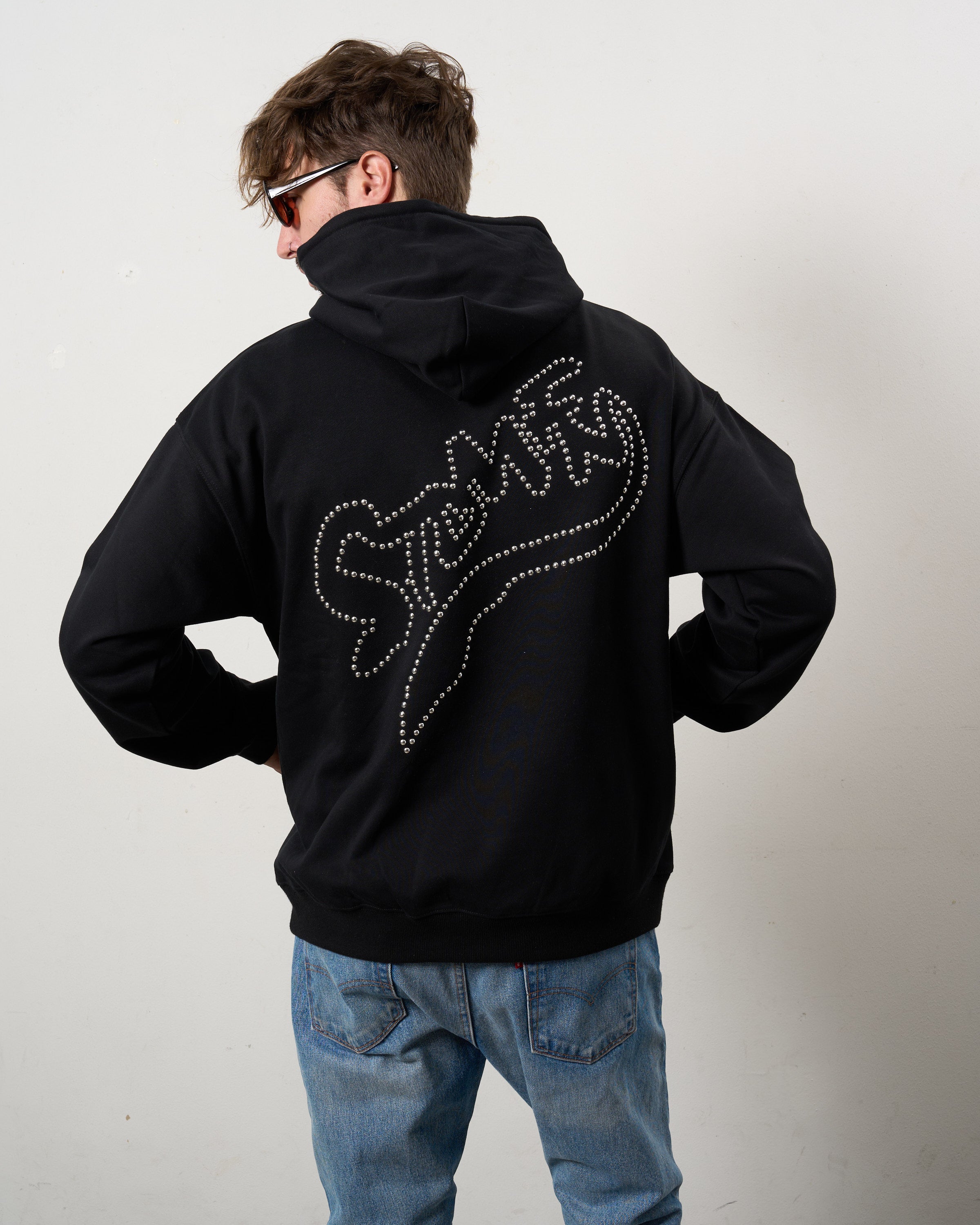 ヘビーウエイト裏毛パイル メタルスタッズウェービーロゴ プルパーカー