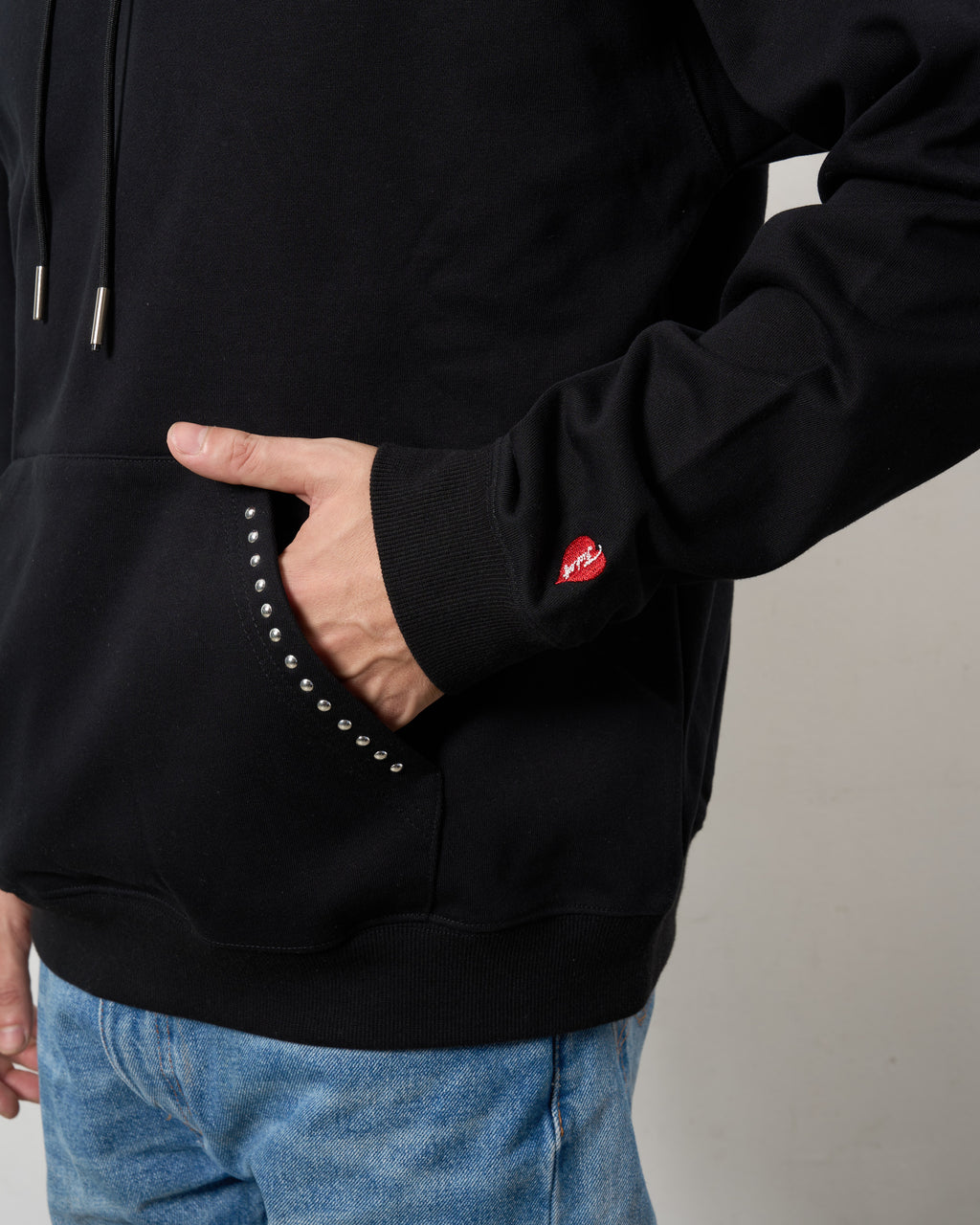 ヘビーウエイト裏毛パイル メタルスタッズウェービーロゴ プルパーカー
