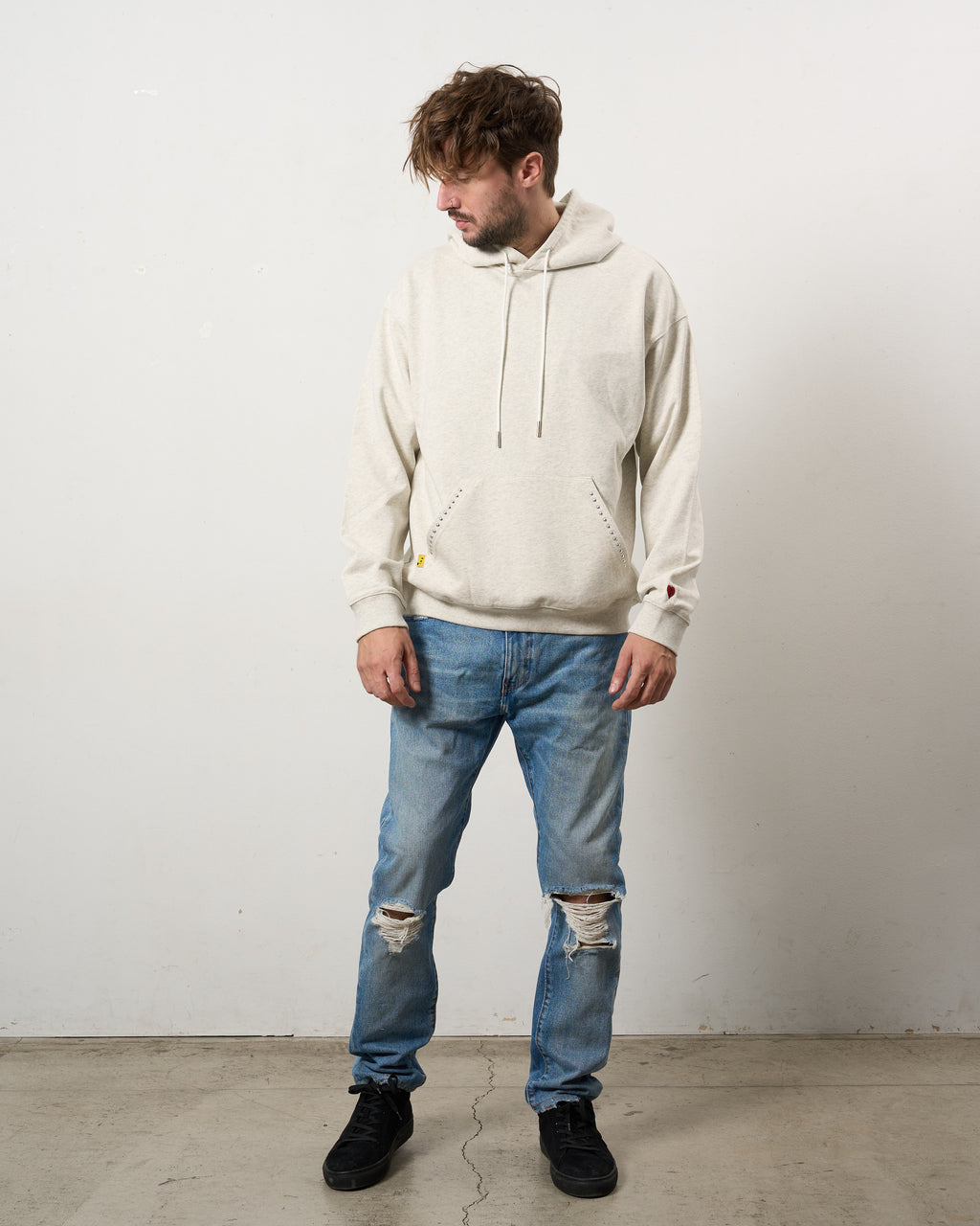 ヘビーウエイト裏毛パイル メタルスタッズウェービーロゴ プルパーカー