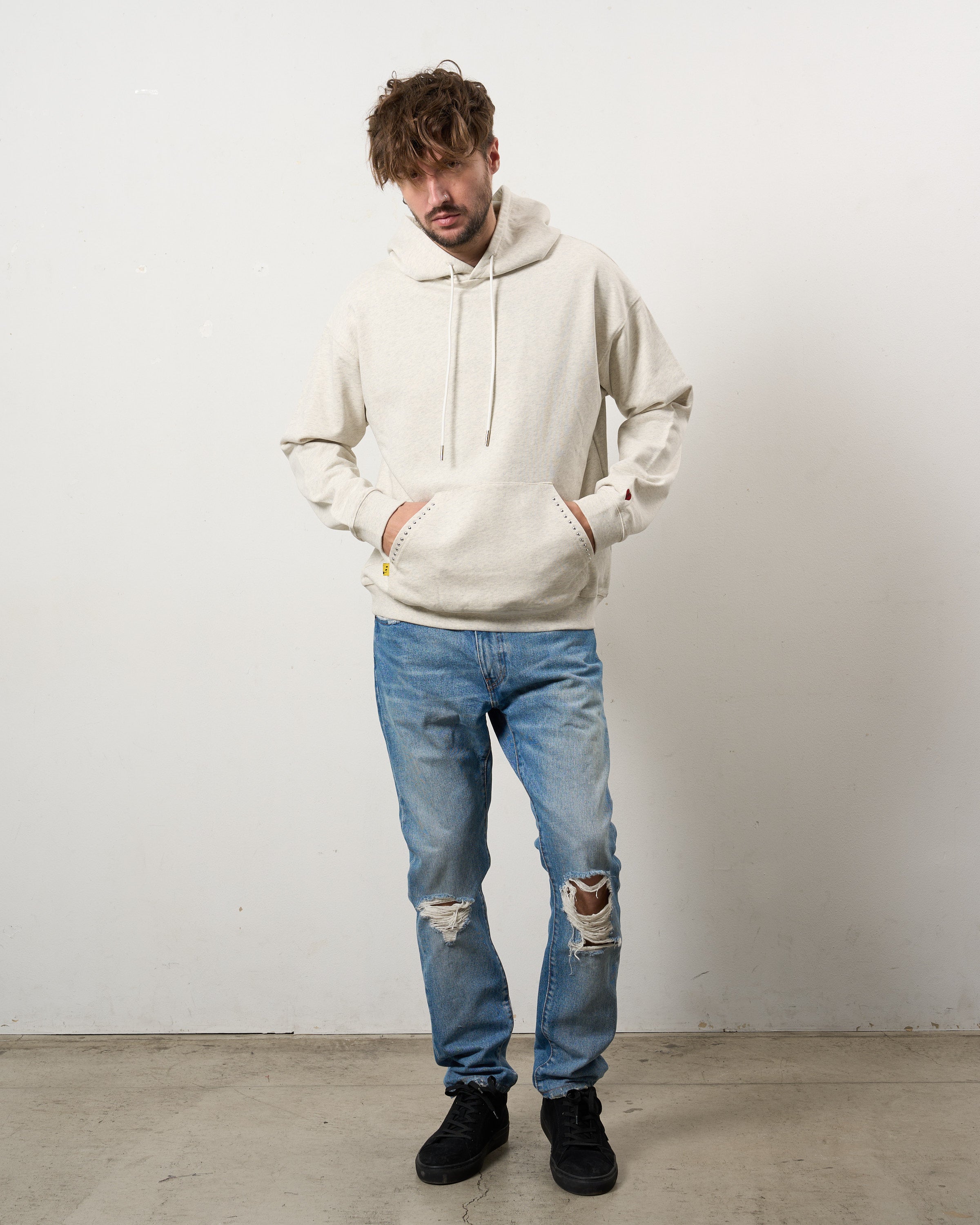 ヘビーウエイト裏毛パイル メタルスタッズウェービーロゴ プルパーカー