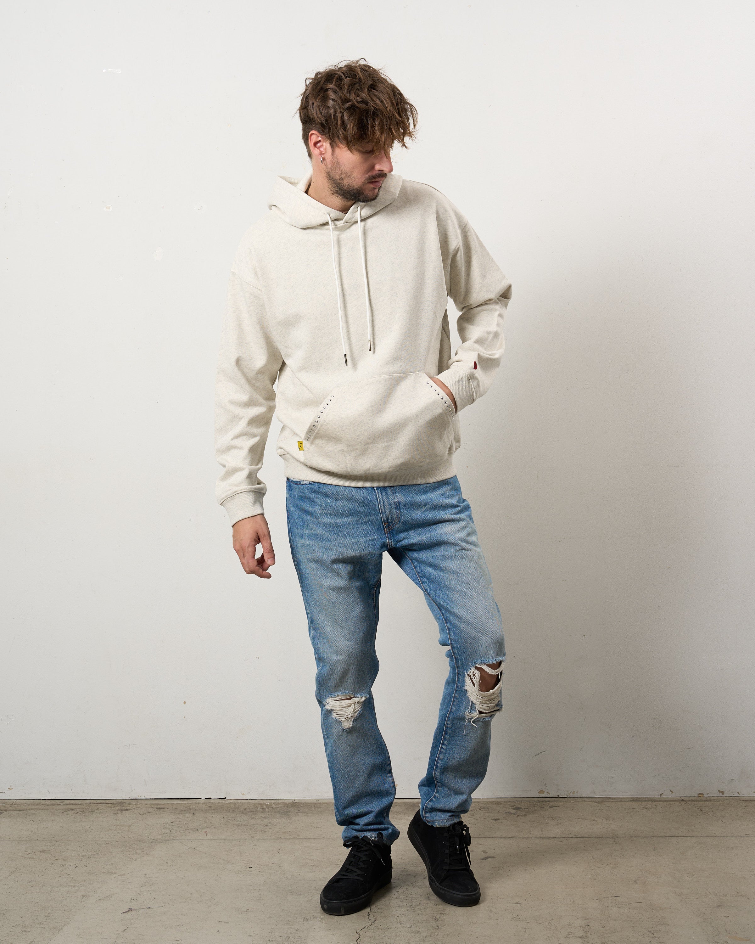 ヘビーウエイト裏毛パイル メタルスタッズウェービーロゴ プルパーカー