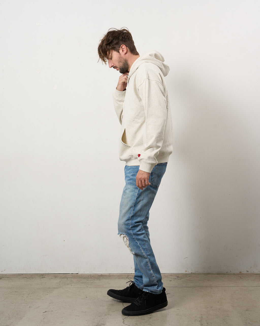 ヘビーウエイト裏毛パイル メタルスタッズウェービーロゴ プルパーカー