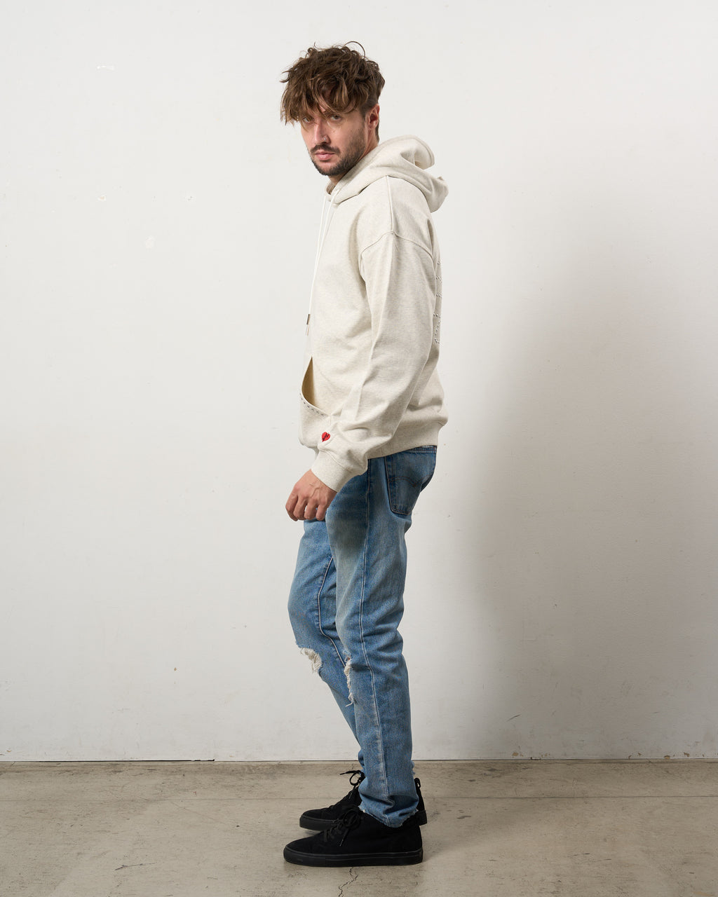 ヘビーウエイト裏毛パイル メタルスタッズウェービーロゴ プルパーカー