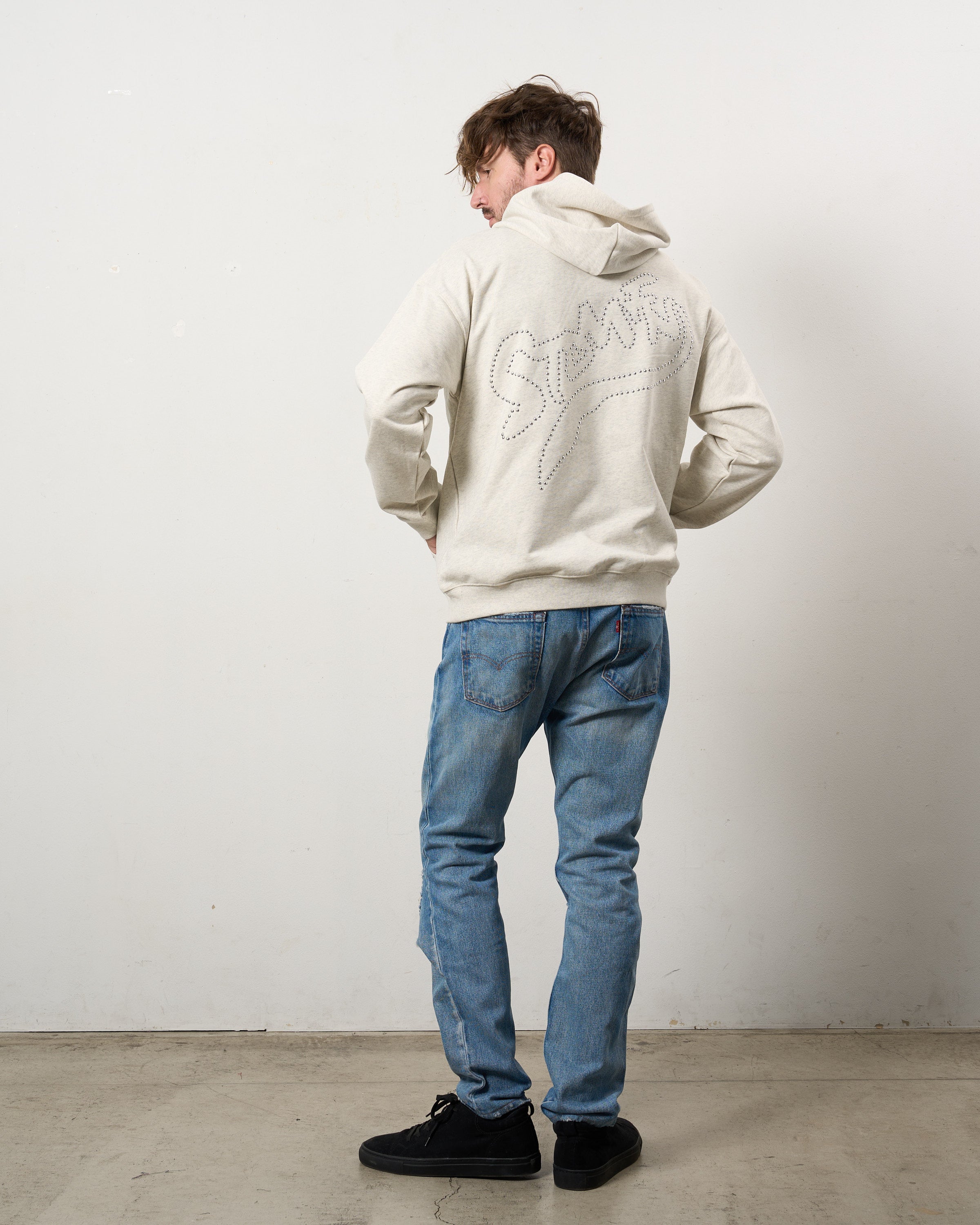 ヘビーウエイト裏毛パイル メタルスタッズウェービーロゴ プルパーカー