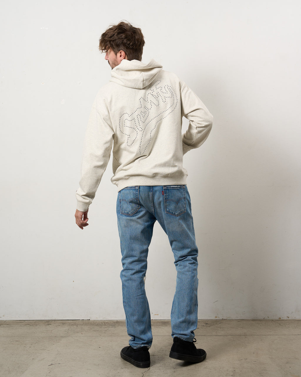 ヘビーウエイト裏毛パイル メタルスタッズウェービーロゴ プルパーカー