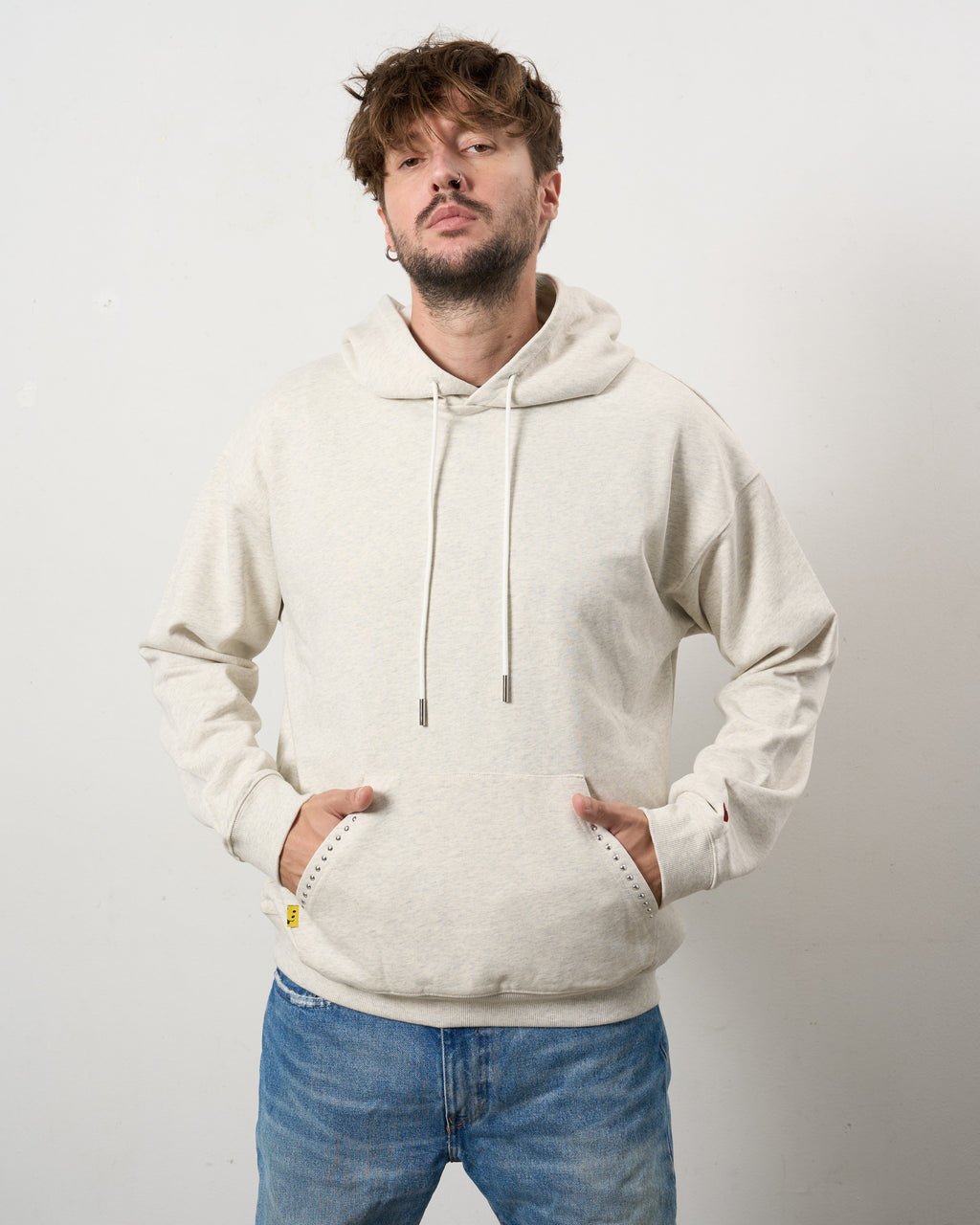 ヘビーウエイト裏毛パイル メタルスタッズウェービーロゴ プルパーカー