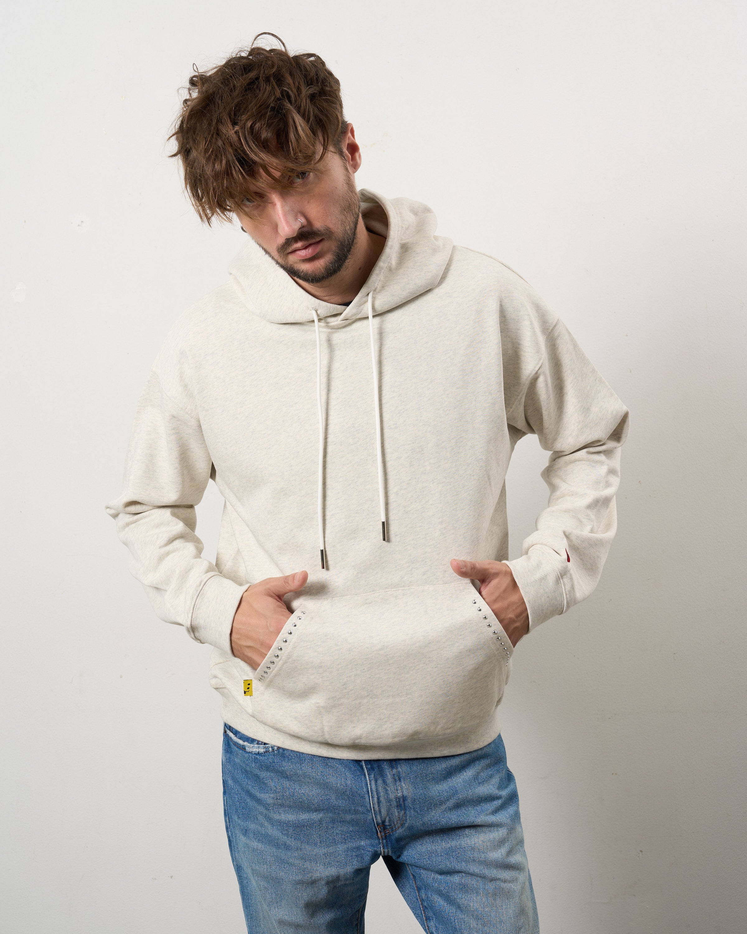 ヘビーウエイト裏毛パイル メタルスタッズウェービーロゴ プルパーカー