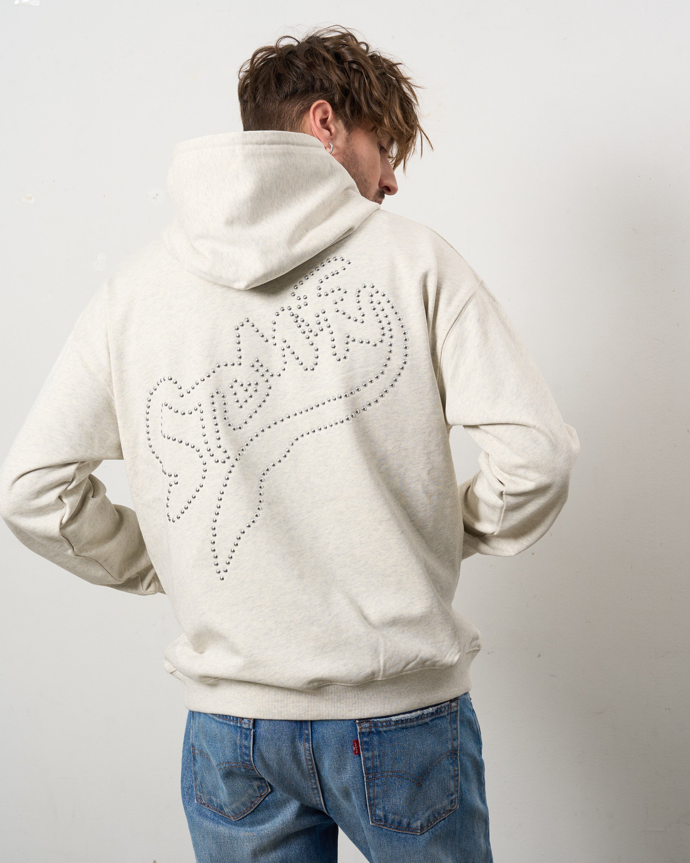 ヘビーウエイト裏毛パイル メタルスタッズウェービーロゴ プルパーカー
