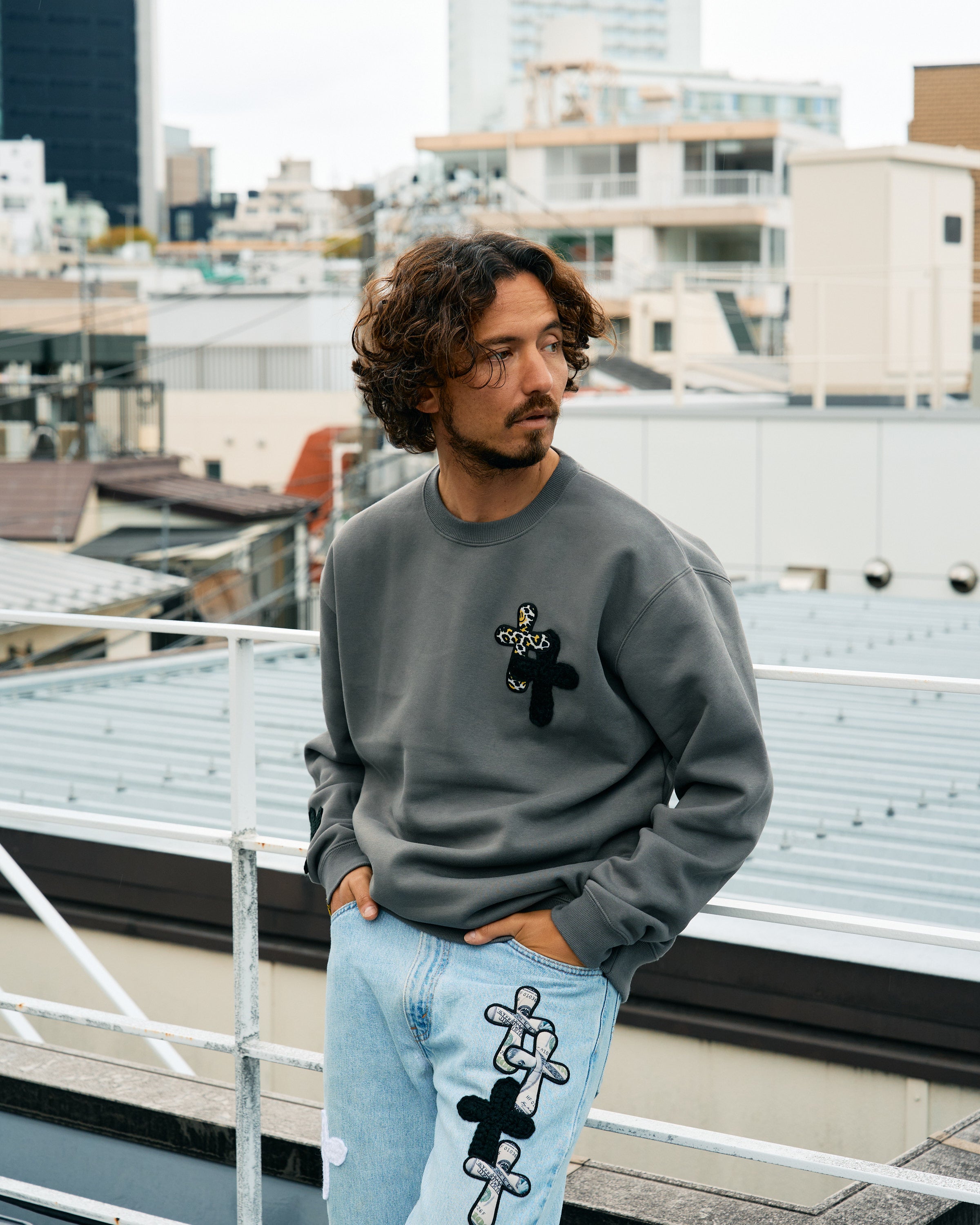TC裏毛起毛 ロゴクロス発泡プリント&クロスパッチワーク スエットシャツ
